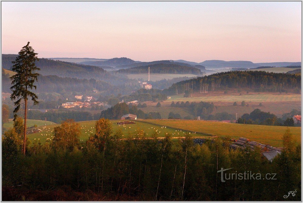 Cảnh sáng sớm của Teplice nM từ chân núi Hejda
