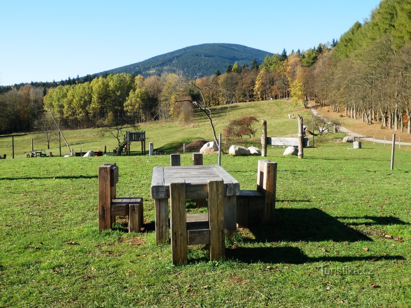 O parte din parcul fermei, Černá hora în spate