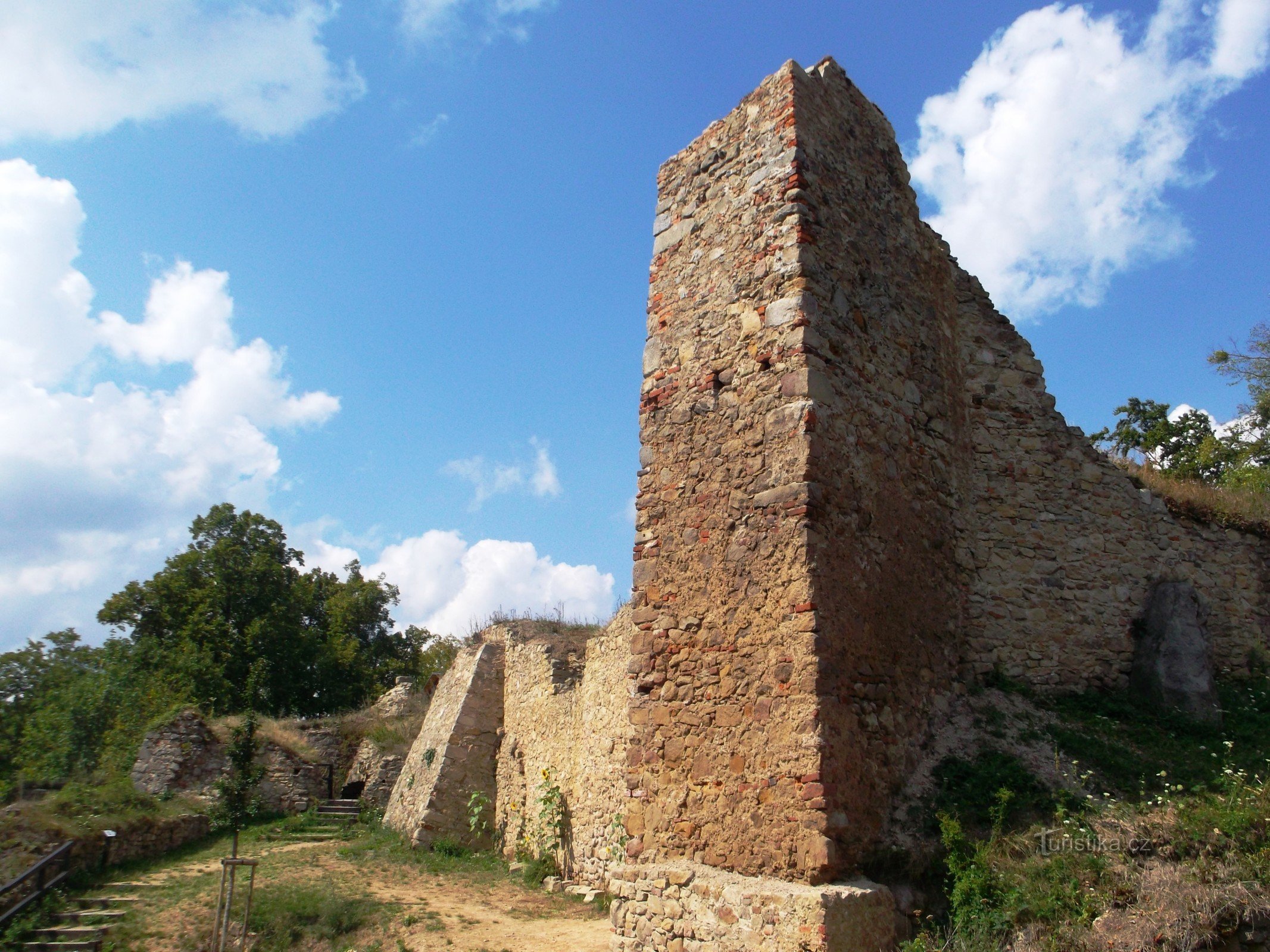 một phần của các bức tường lâu đài