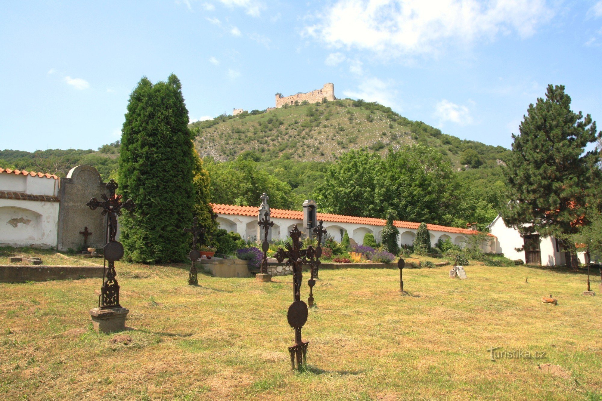 O parte a cimitirului servește ca lapidar