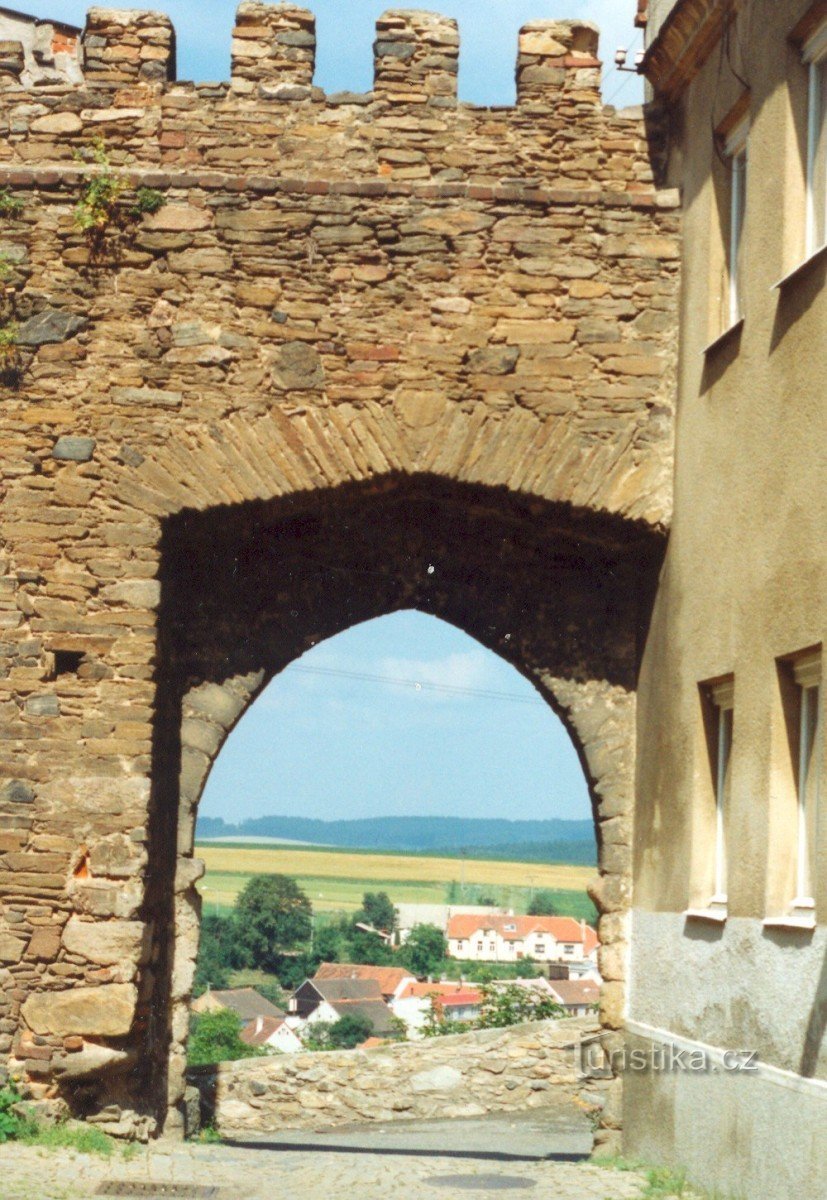 Fragment murów Jemnicy z bramą wjazdową