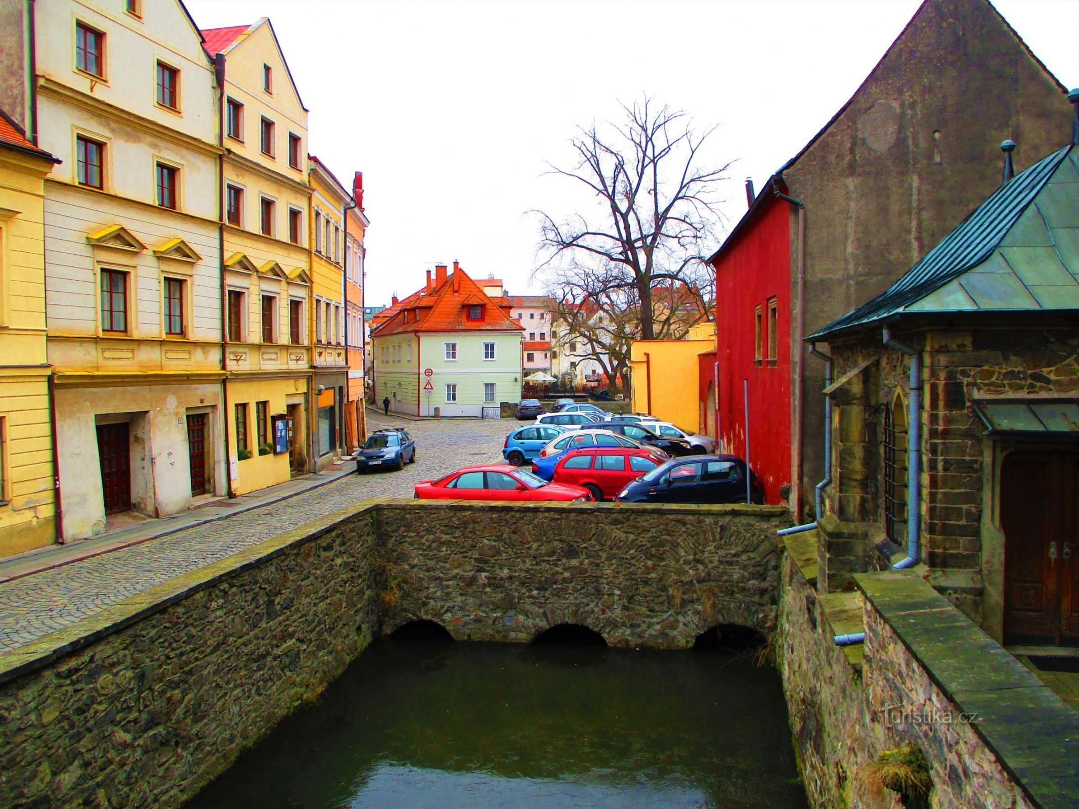 Część City Stream w pobliżu kościoła św. Bartłomieja (Pardubice, 12.1.2022)