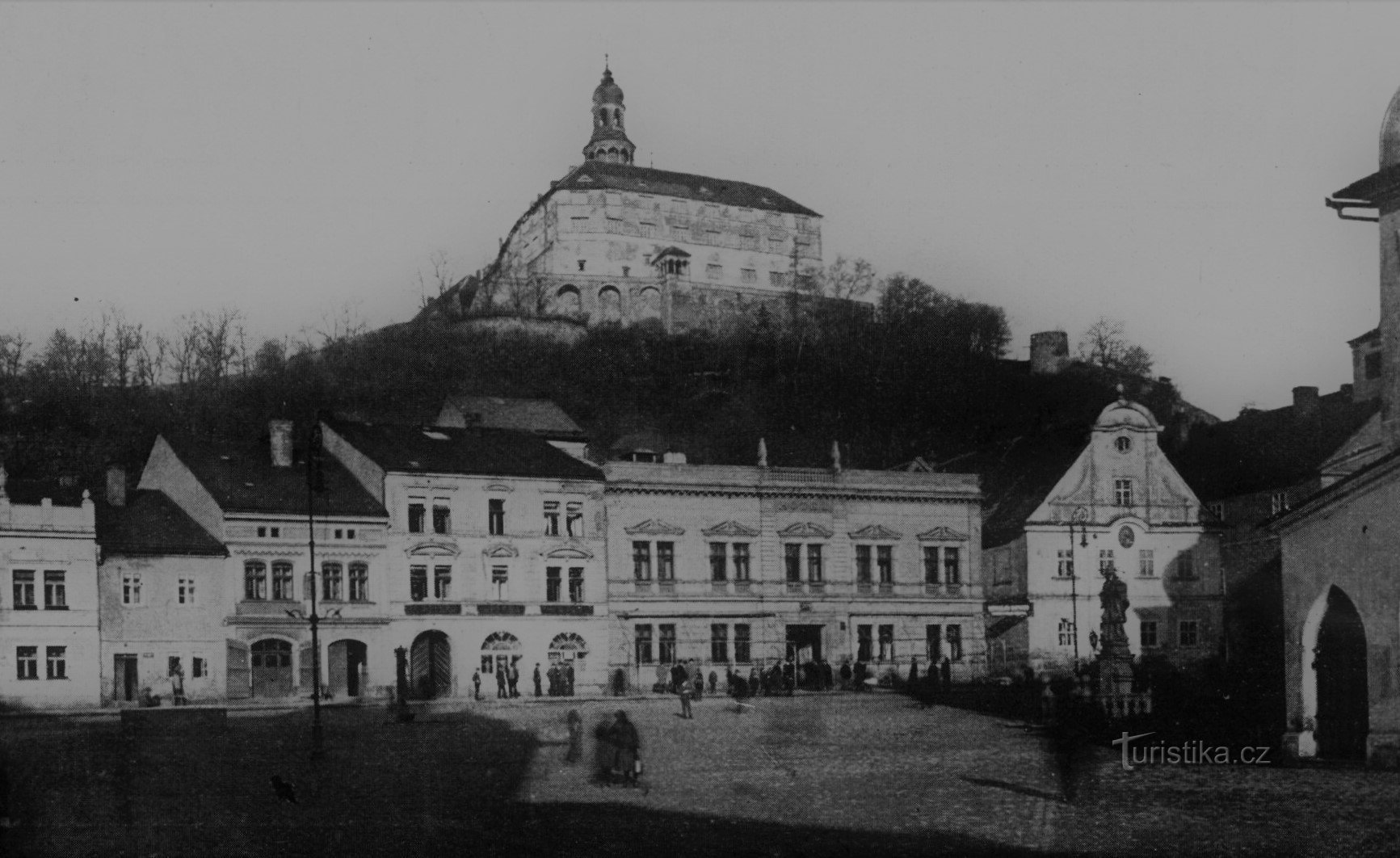 Część placu Náchodzkiego z niezrekonstruowanym hotelem miejskim