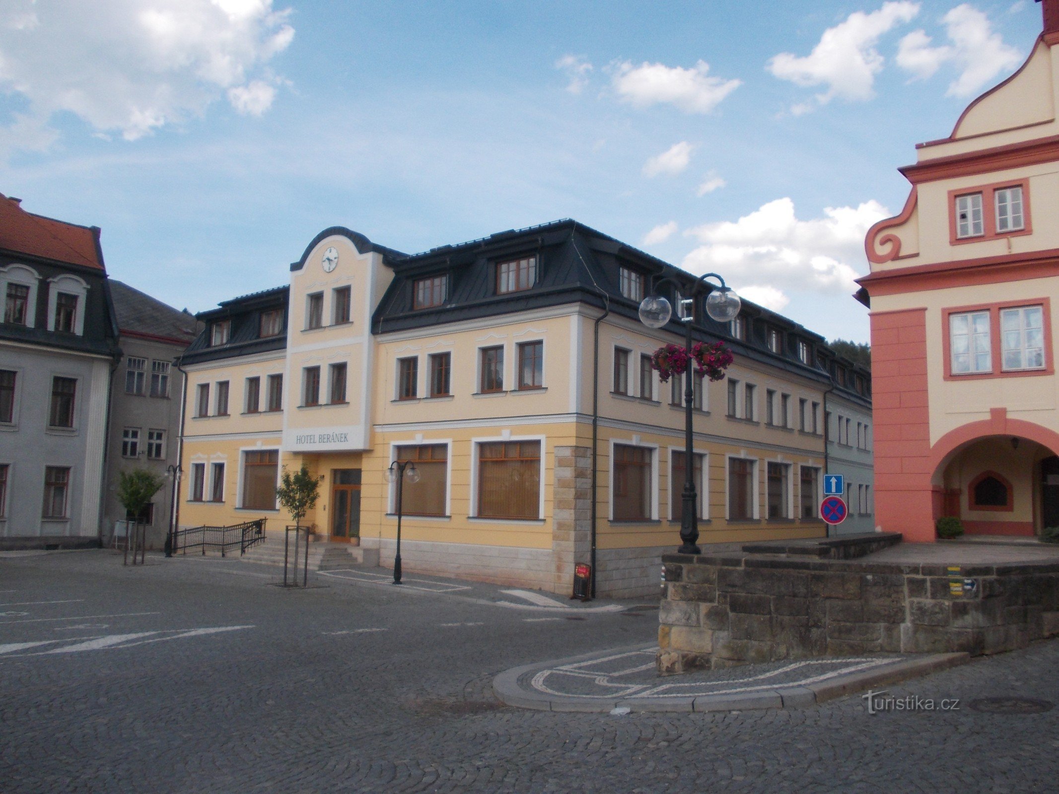 Teil des Rathauses und das neu gebaute Hotel Beránek