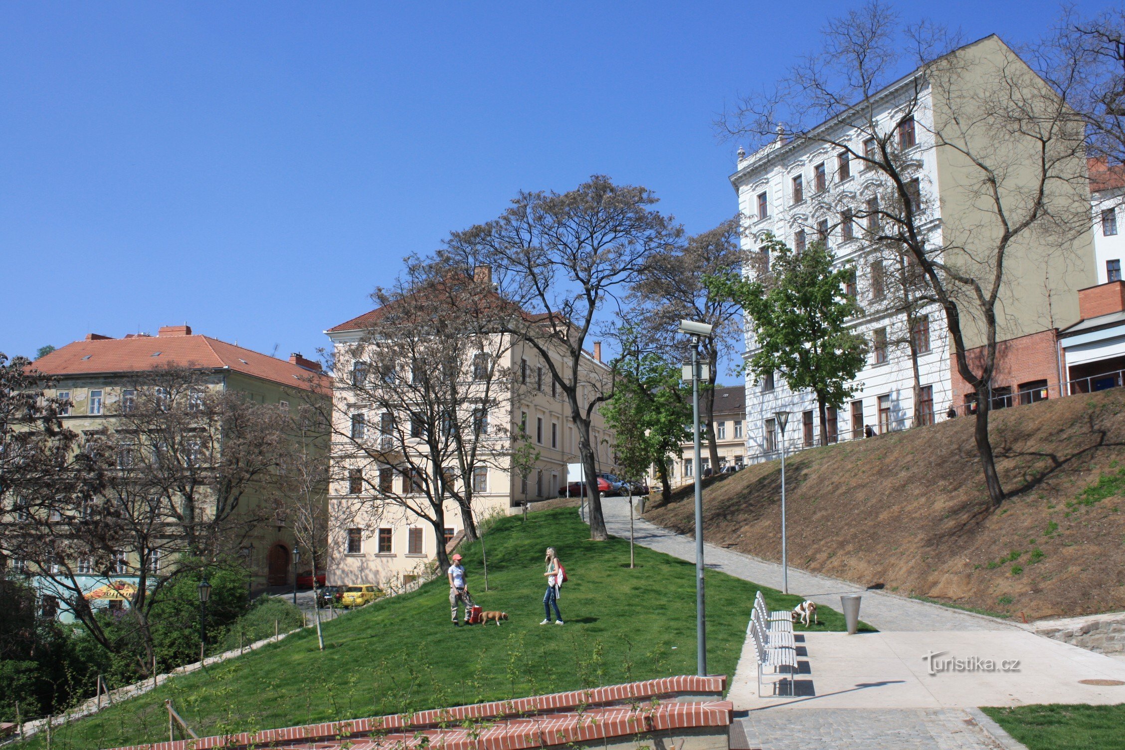 Pekařské Street に面した再開発された Studánka 公園の一部