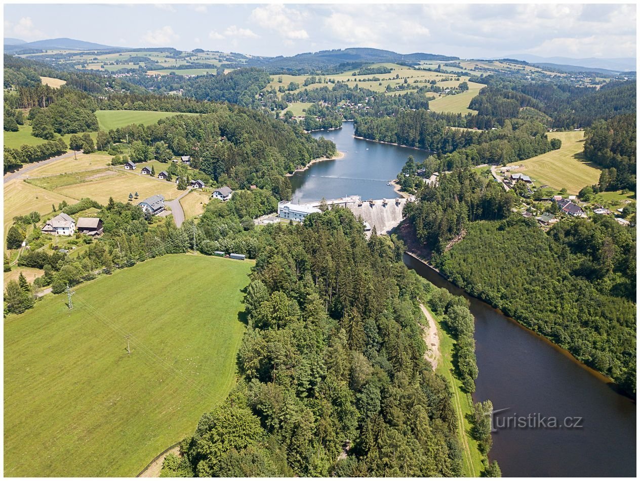 Een deel van het egalisatiereservoir en de stuwdam