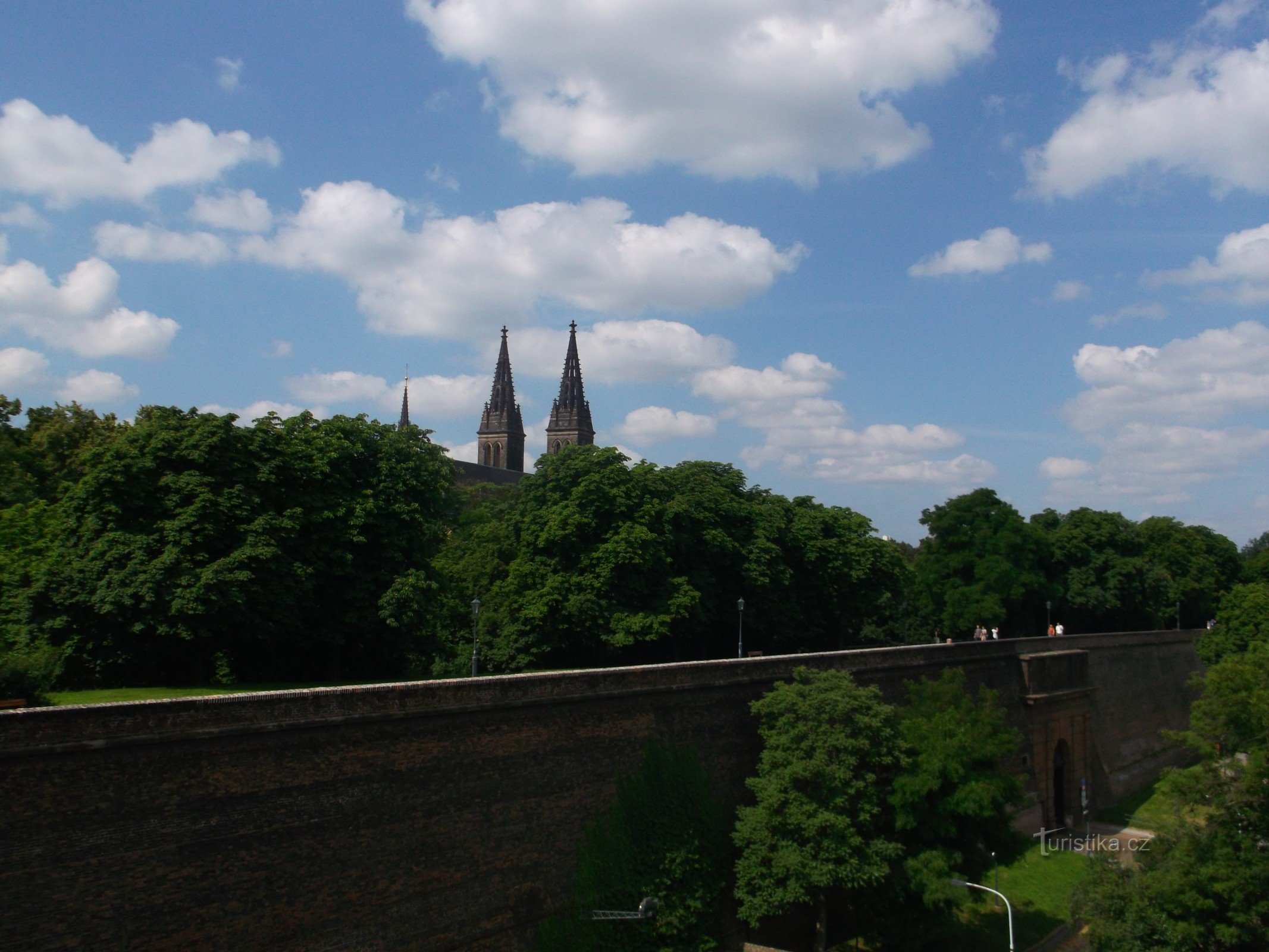 parte das fortificações de Vyšehrad e a torre da igreja de St. Pedro e Paulo