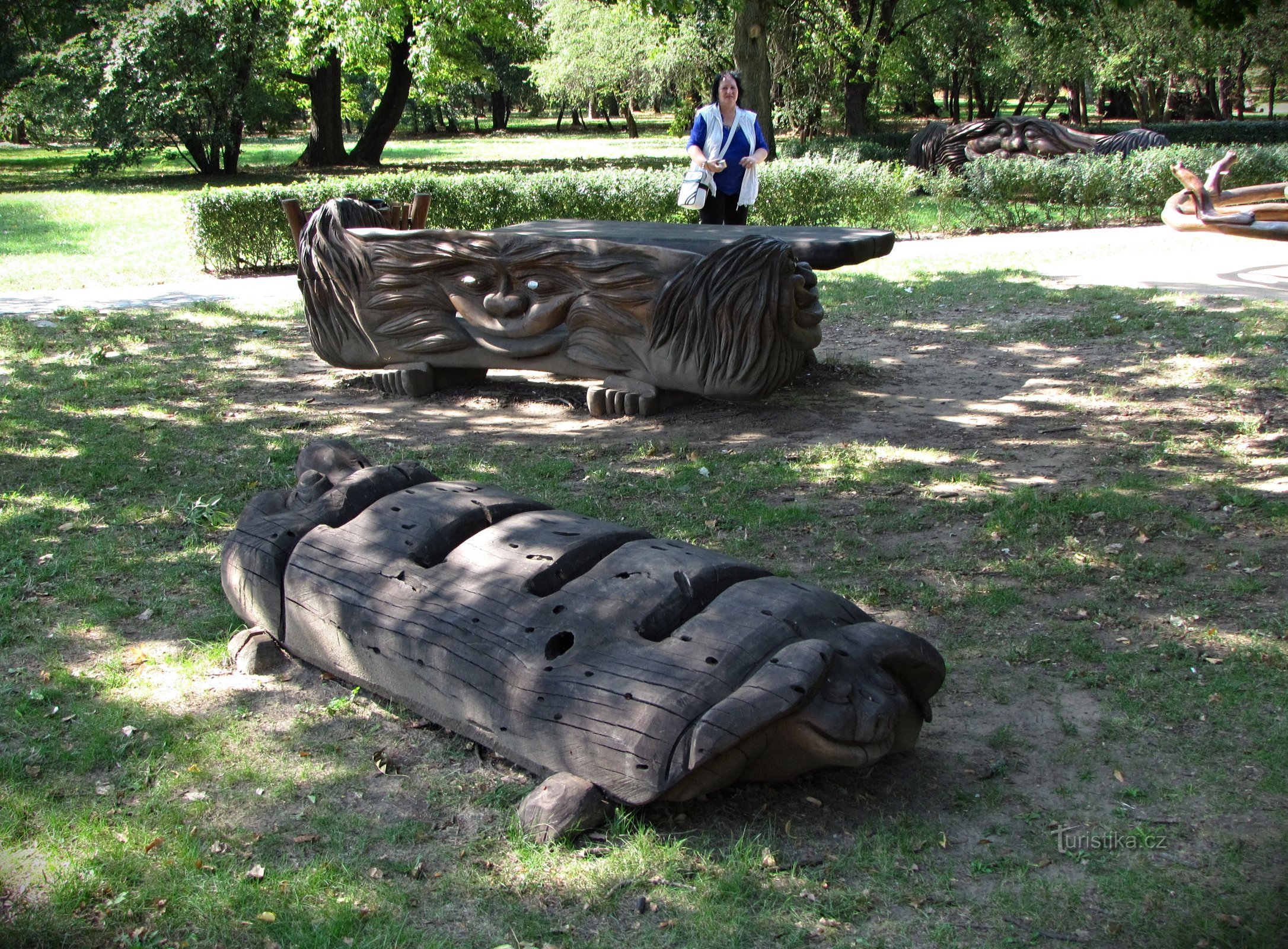 a Kastélypark része a folyó előtt