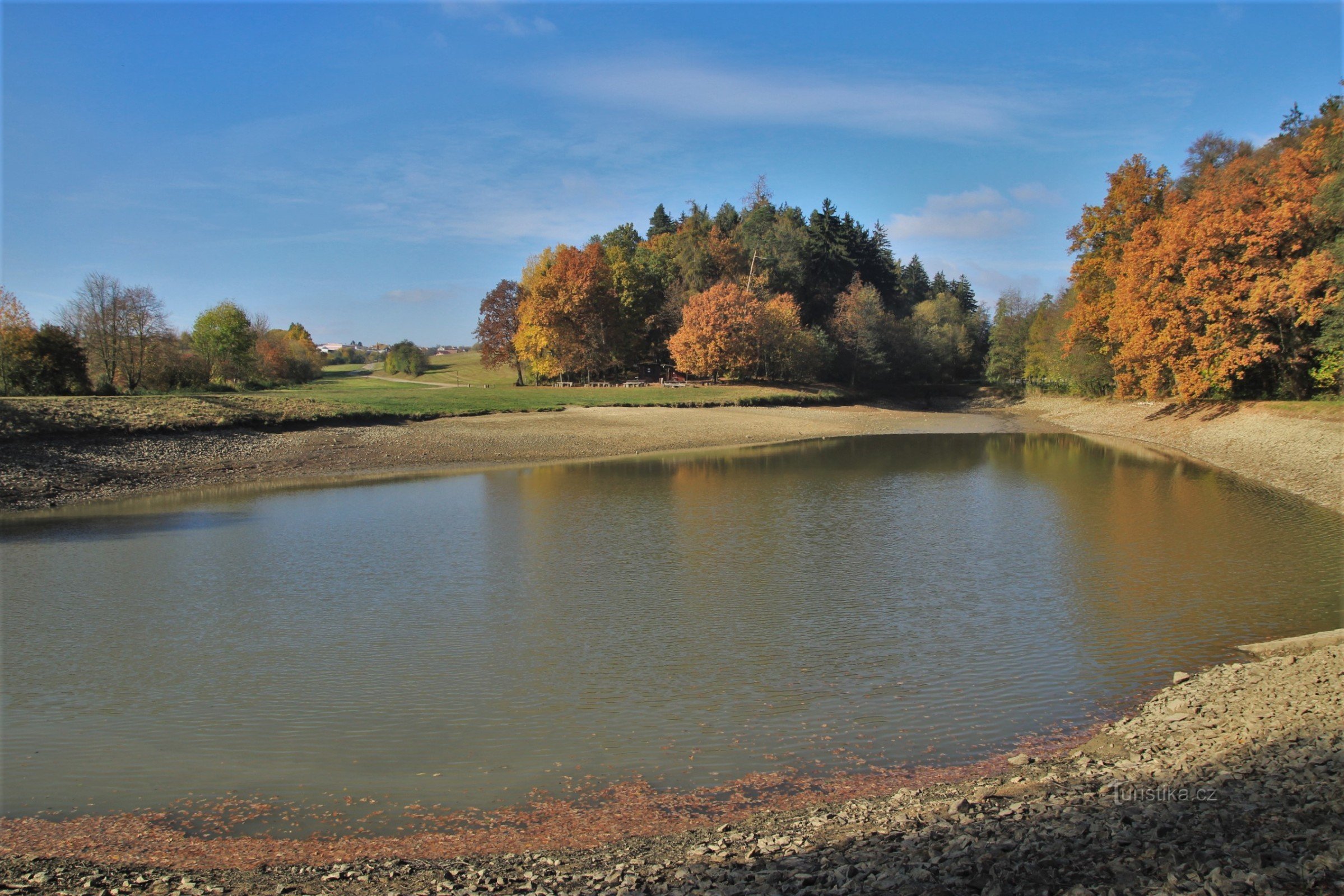 Delvist drænet dam