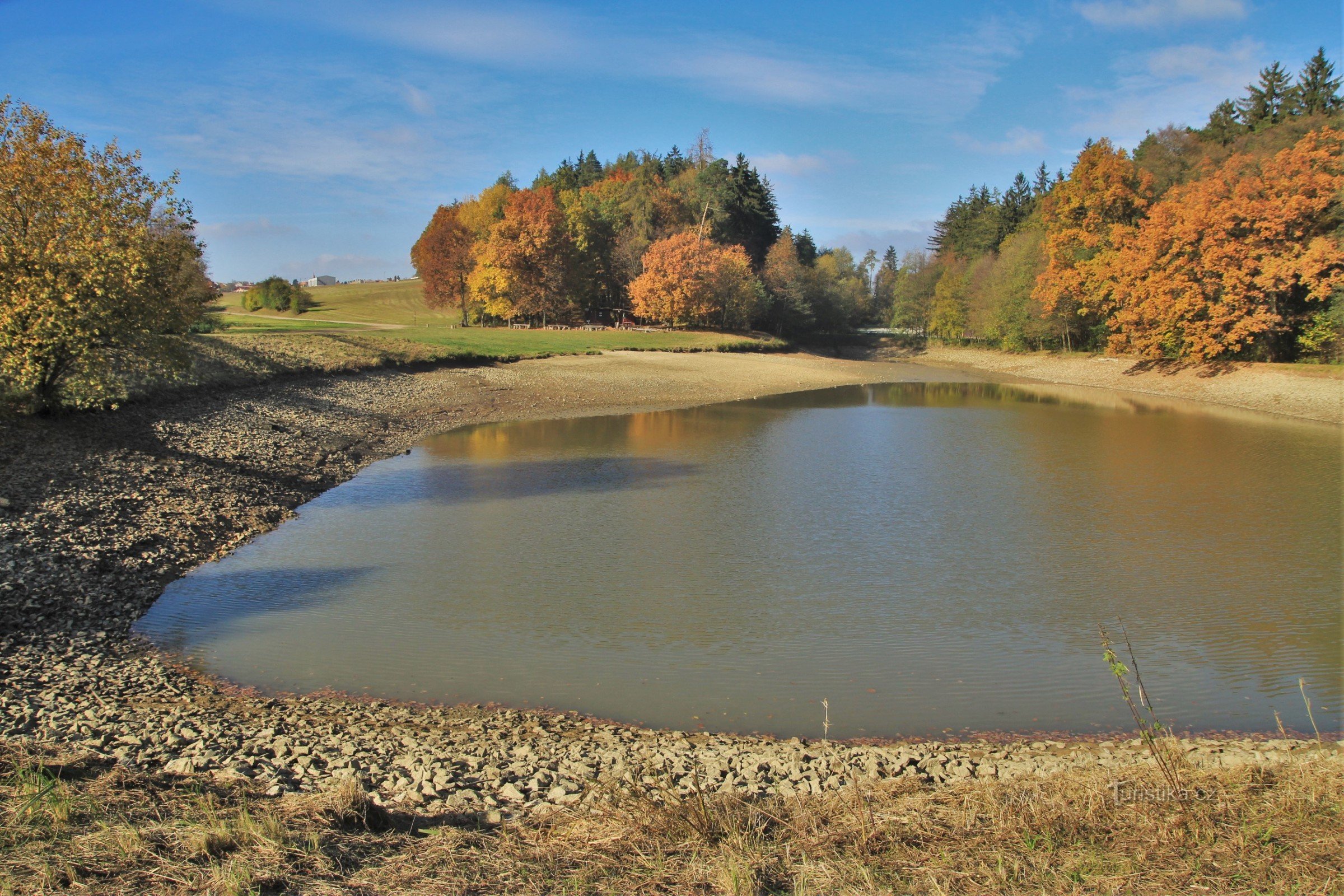 Delvist drænet dam