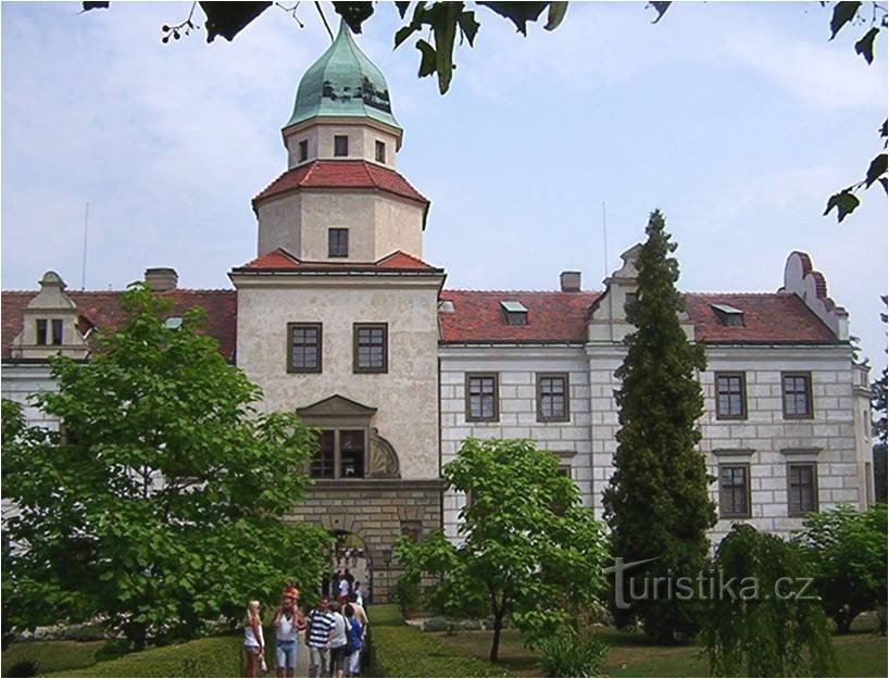 Častolovice-castel-sud, fațada principală cu turn-Foto: Ulrych Mir.