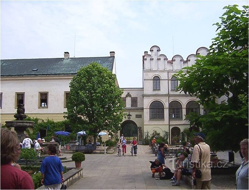 Častolovice-slott-gård och port till parken i norra flygeln-Foto: Ulrych Mir.