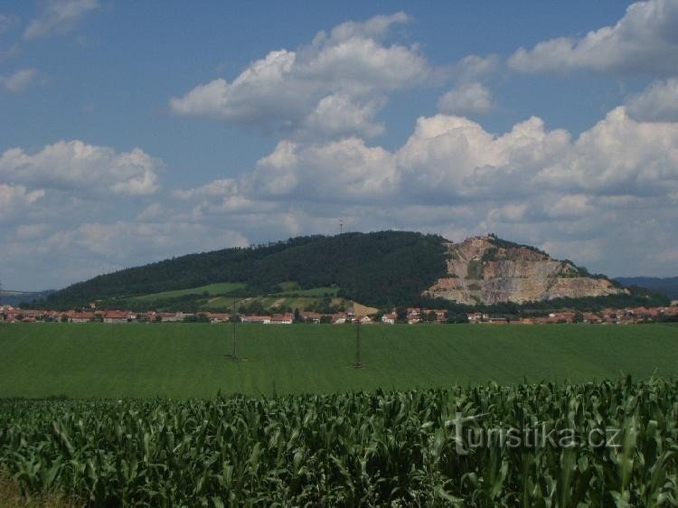 Čebín mit einem Aussichtsturm und einem Steinbruch
