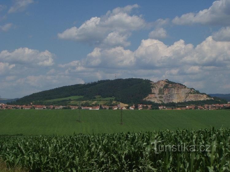 Čebín con una torre de vigilancia y una cantera