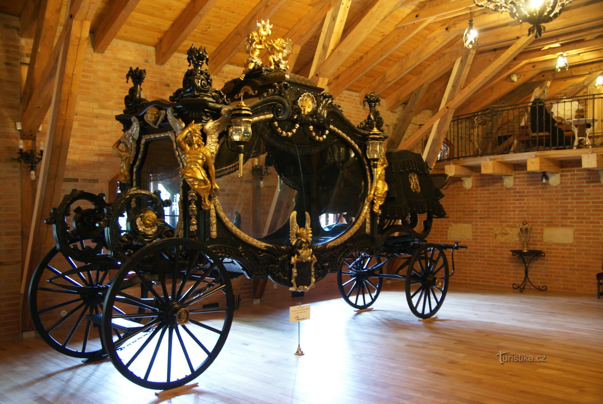 Čechy pod Kosířem – největší smuteční kočár světa (muzeum kočárů)
