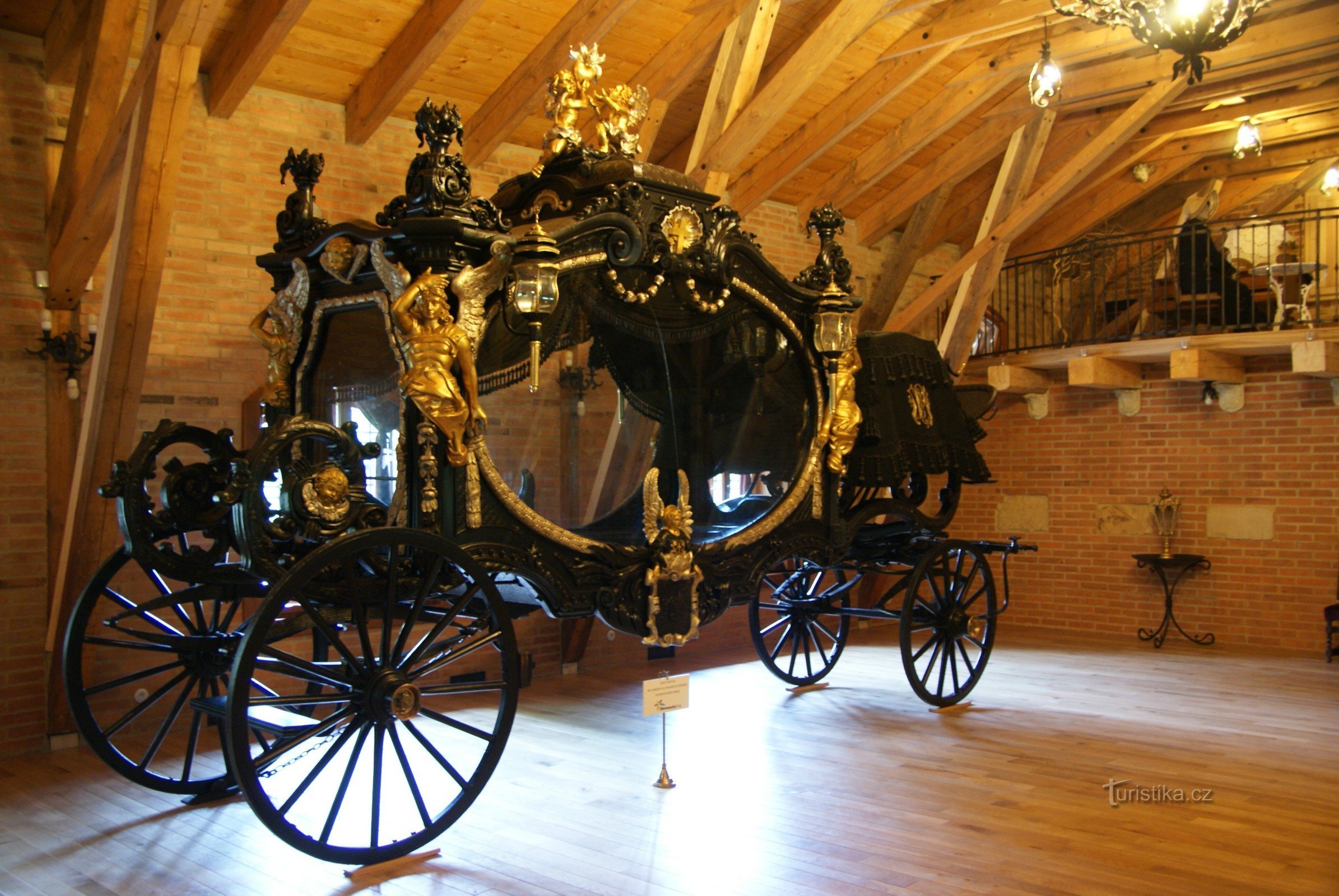 Bohemia bajo Kosíř - el coche fúnebre más grande del mundo (museo de carruajes)