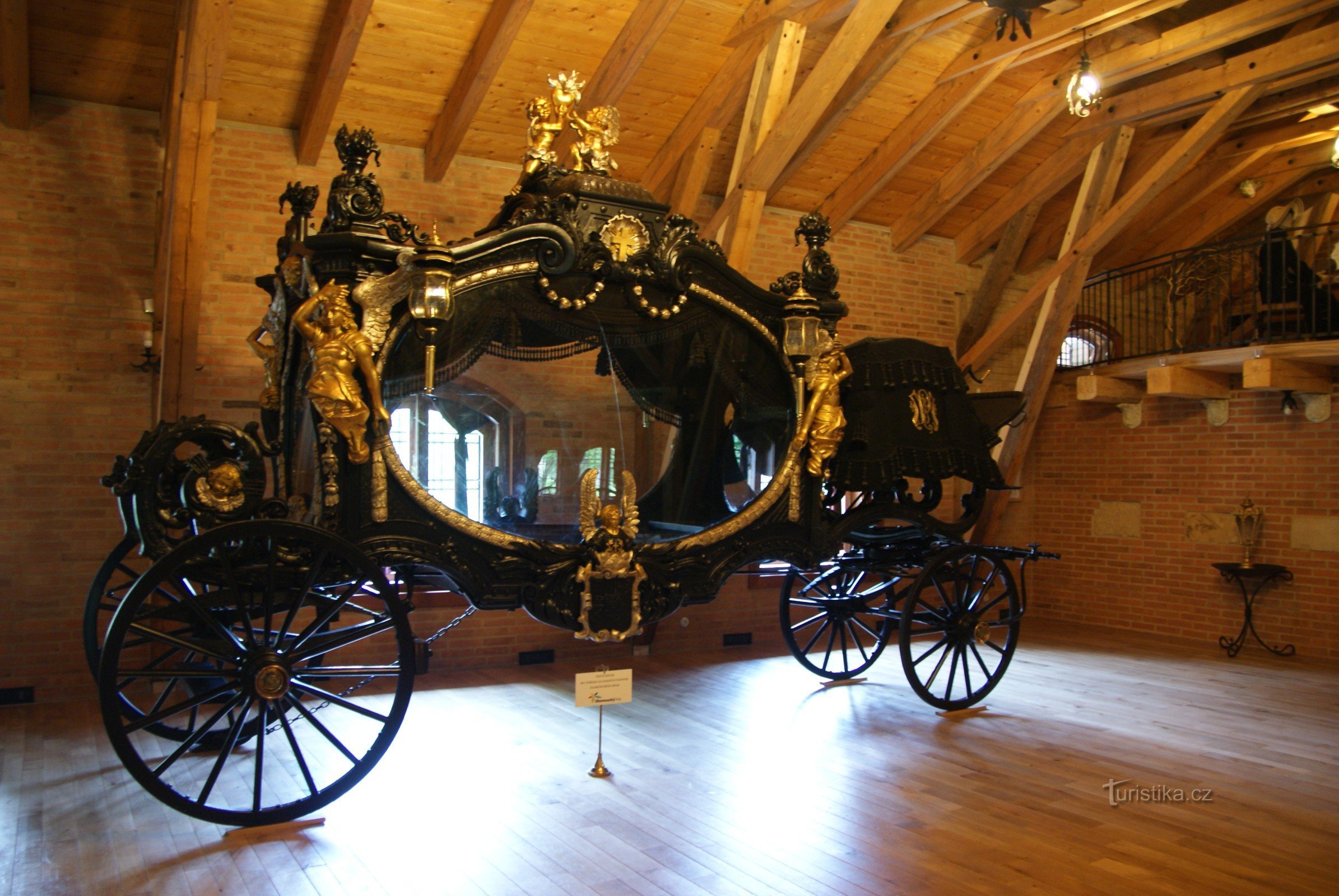 Bohemia under Kosíř - največji mrliški voz na svetu (muzej kočij)