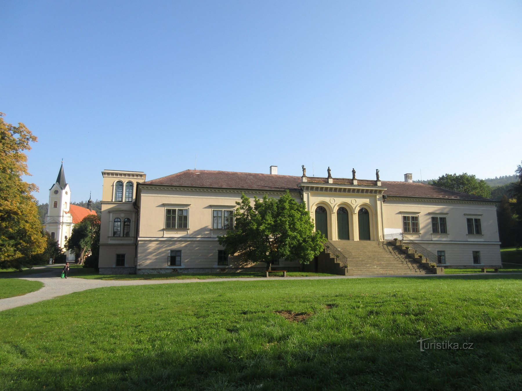 Čechy pod Kosířem - un village et un château avec une tour de guet