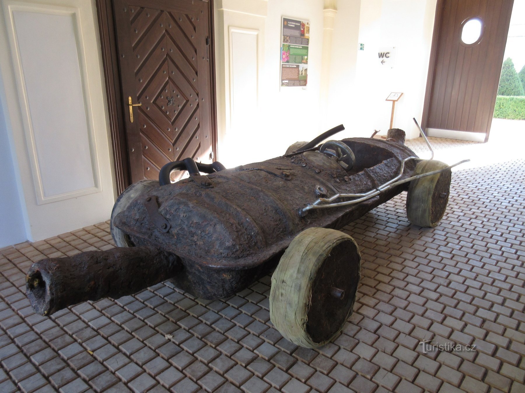 Čechy pod Kosířem - un village et un château avec une tour de guet