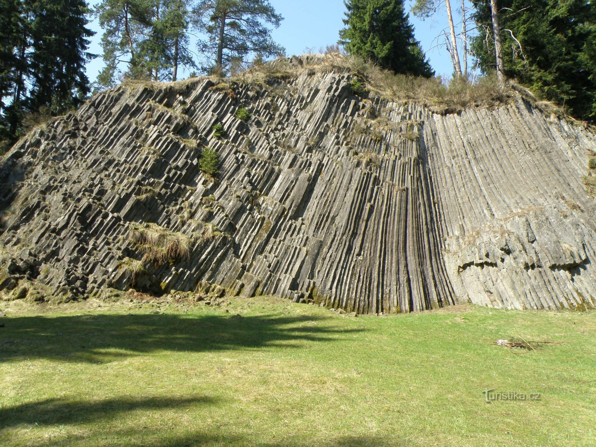 Basaltstele der Rotava-Orgel