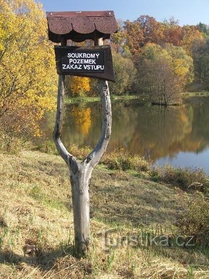 Schild am Ufer