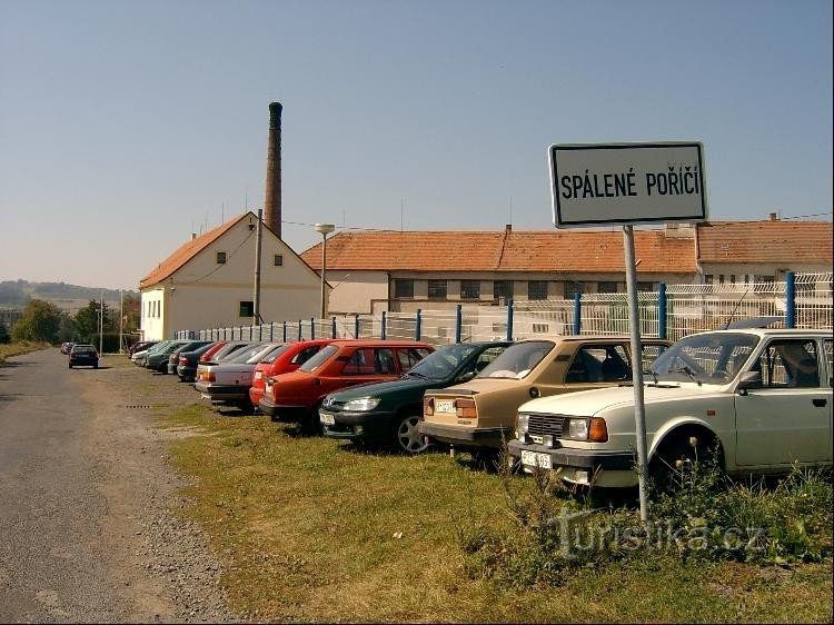 Spálené Poříčí skilt: landsby fra øst, fra vej nr. 19