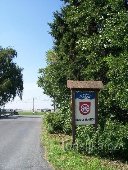 Schild: Willkommensschild bei der Ankunft in Hladké Životice aus Pustějov