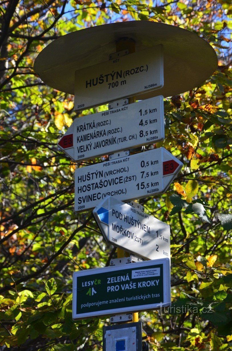 Signs Huštýn Rozcesti direction Velký Javorník