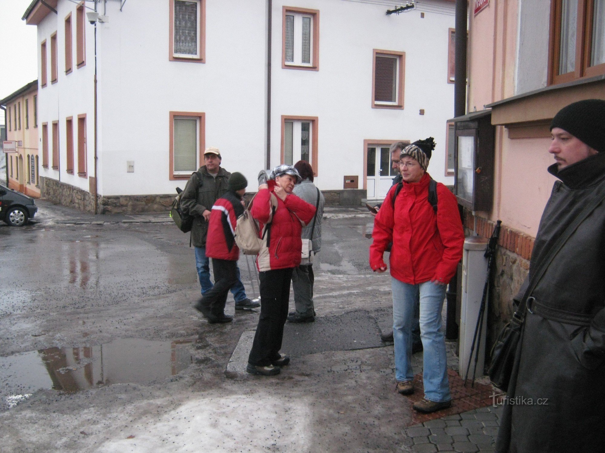 Nous attendons le bus pour Hrejkovice