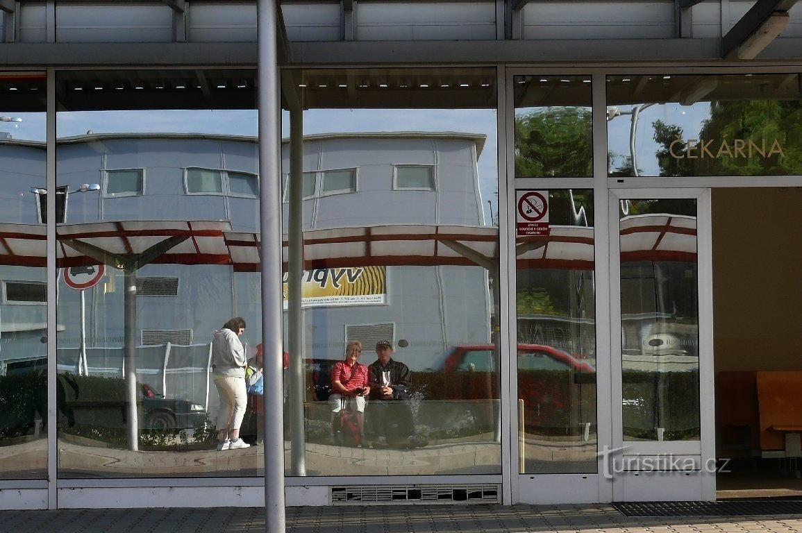 Nous attendons le bus à Děčín