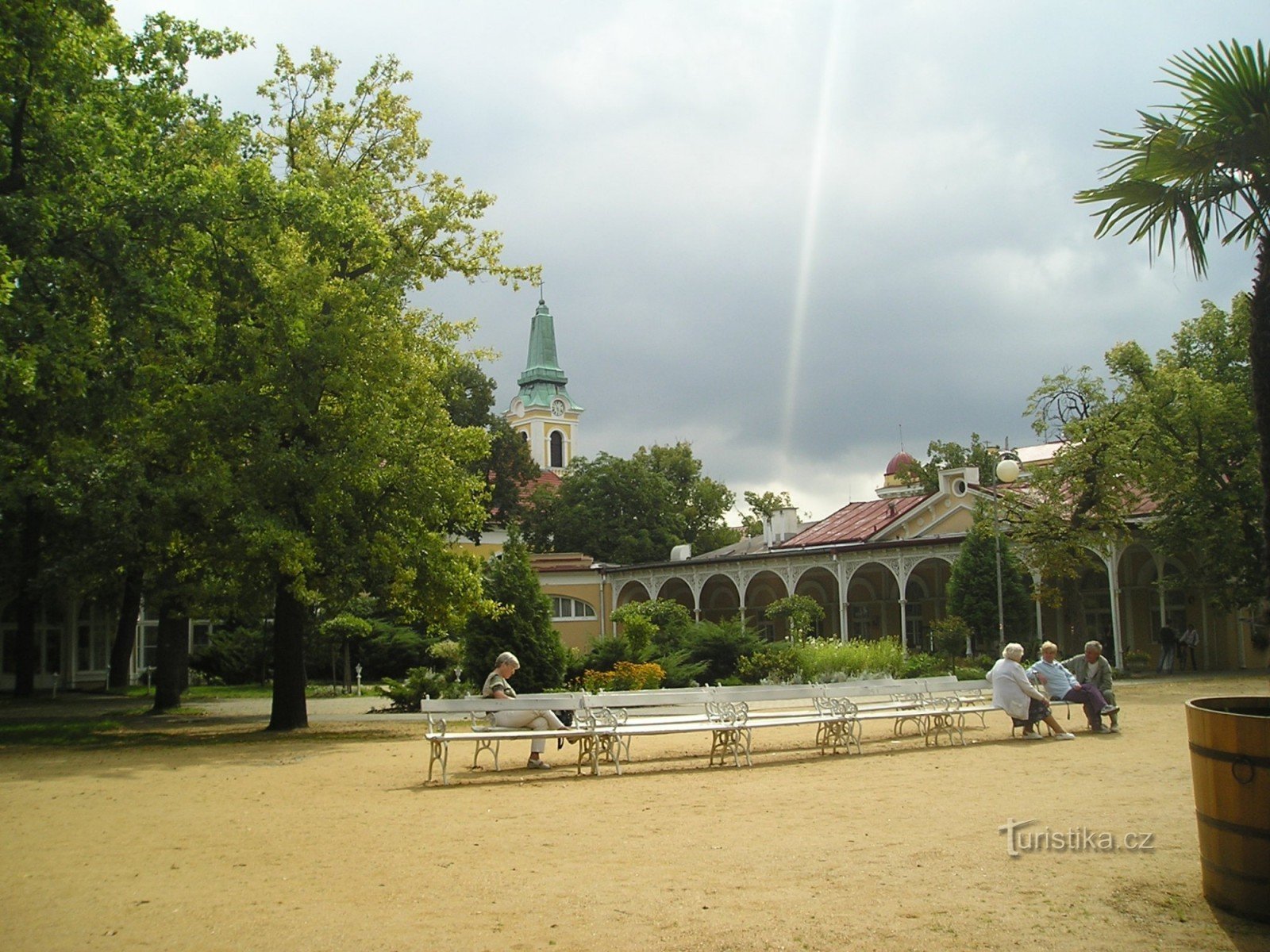 Čekání na koncert před horním hudebním pavilonem