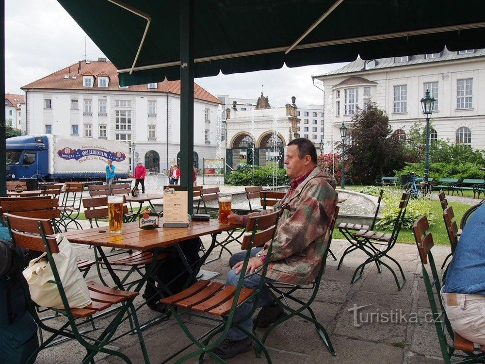 Wachten op een aansluiting in Prazdroj