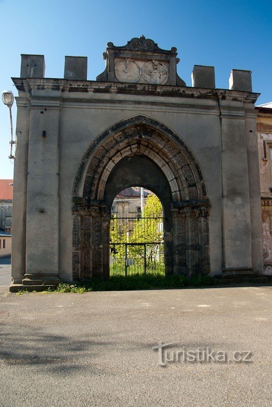 Целые ворота с порталом