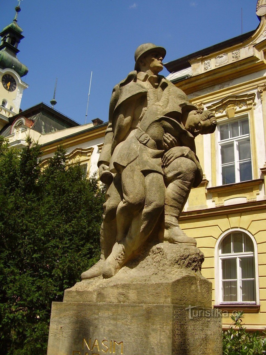 Čelákovice, náměstí 5. května, gedenkteken voor degenen die stierven in I. st. cilinders.