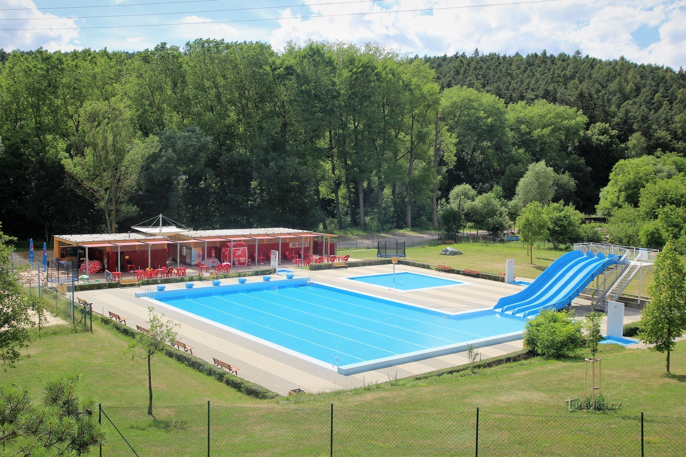 Vista geral da área da piscina