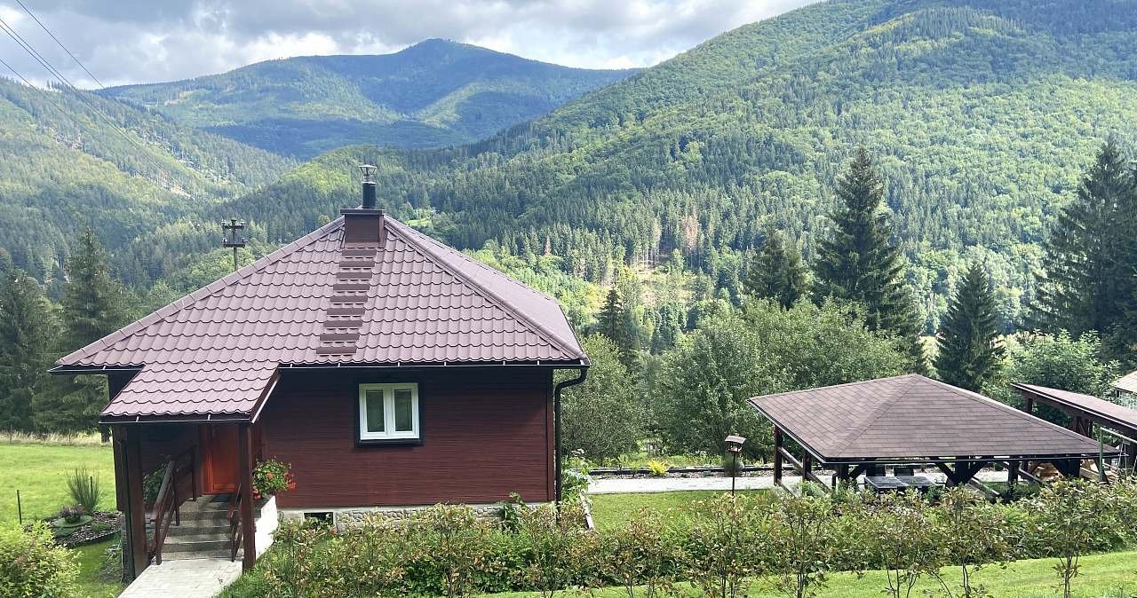 Vue générale du chalet et du terrain avec vue sur Lysá hora.