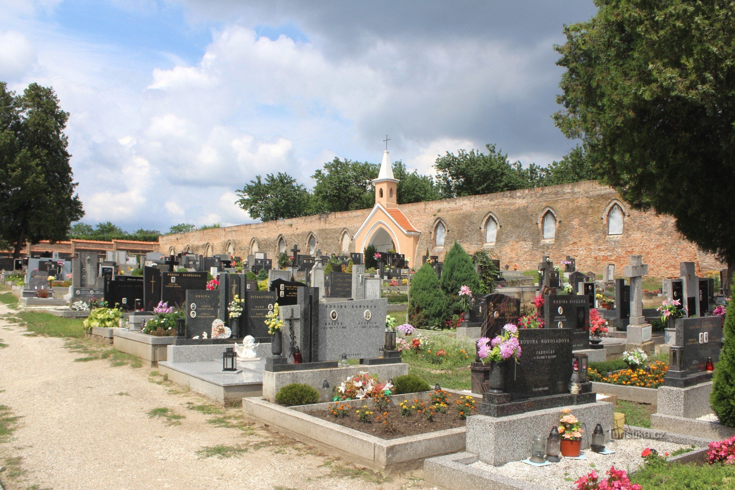 Vista geral do cemitério de Drnholeck