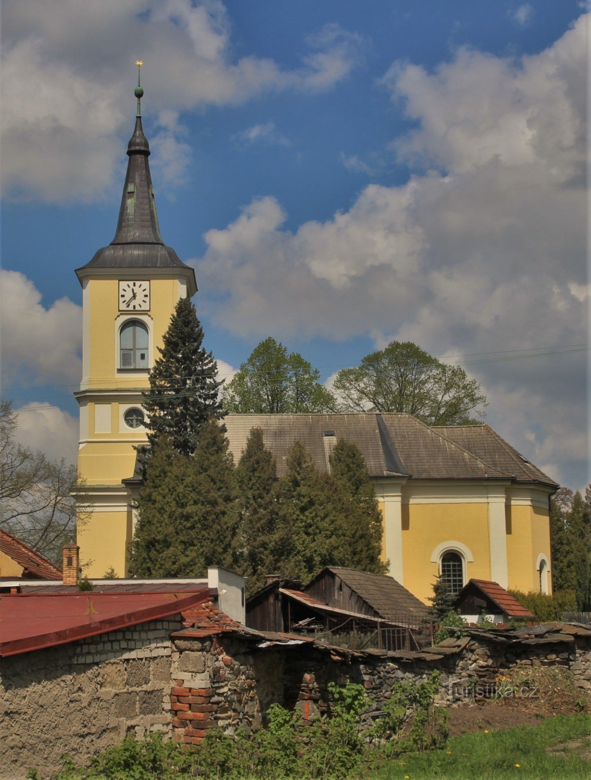 Celkový pohled na evangelický kostel od tržnice