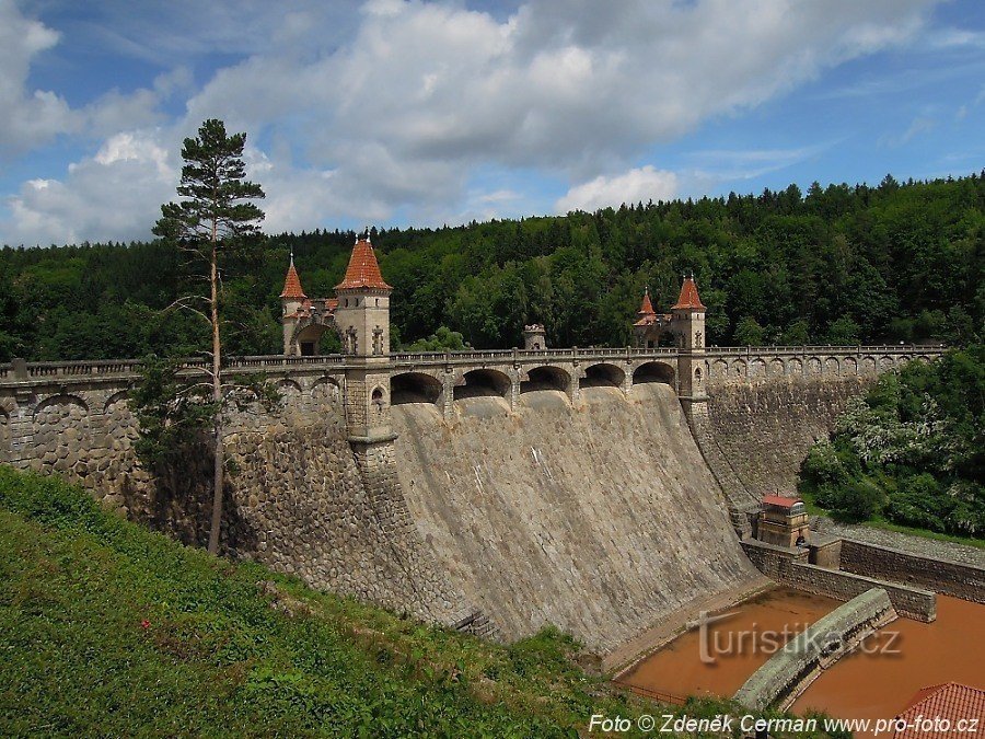 Gesamtansicht der Staumauer