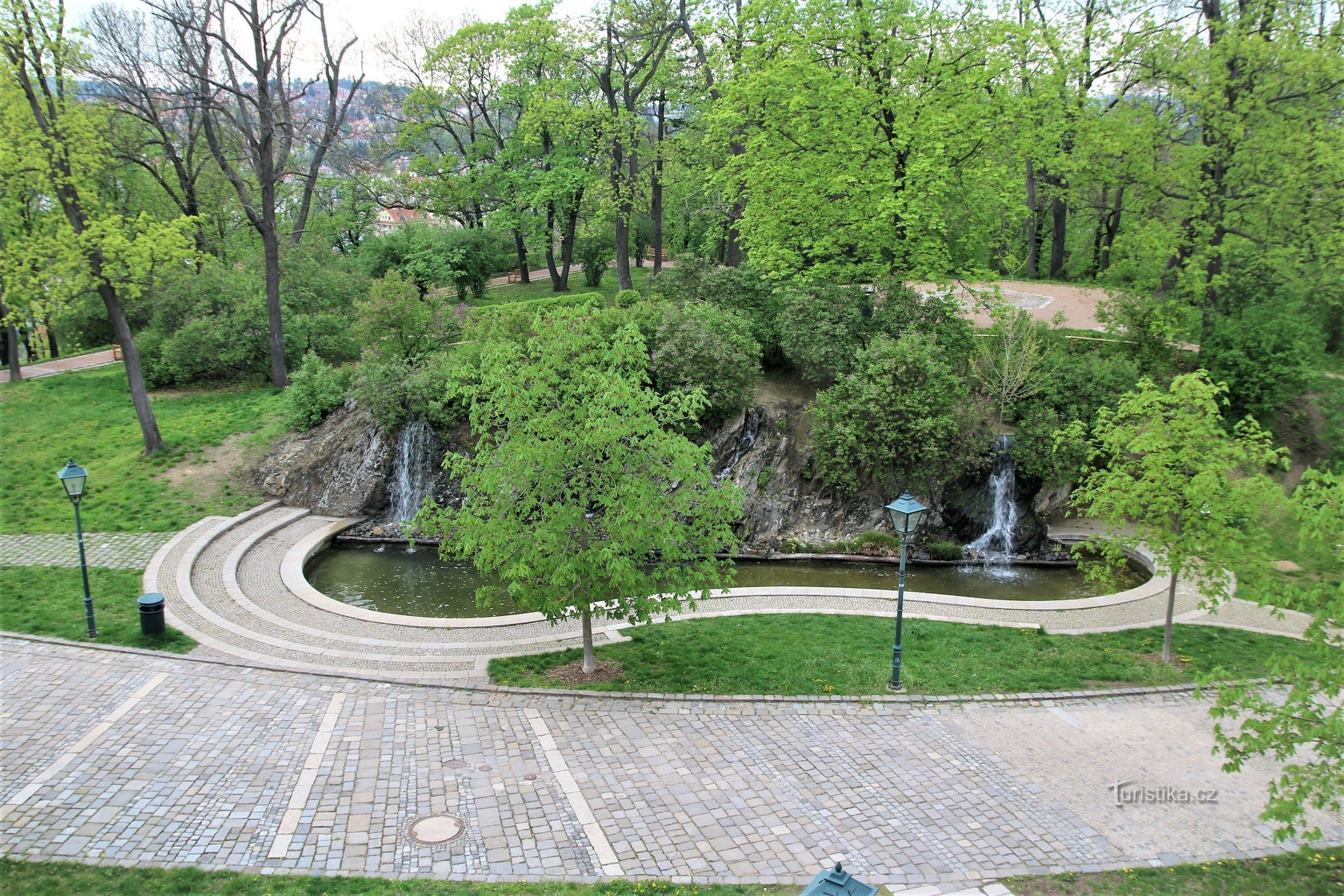 Gesamtansicht des Sees mit Wasserfällen