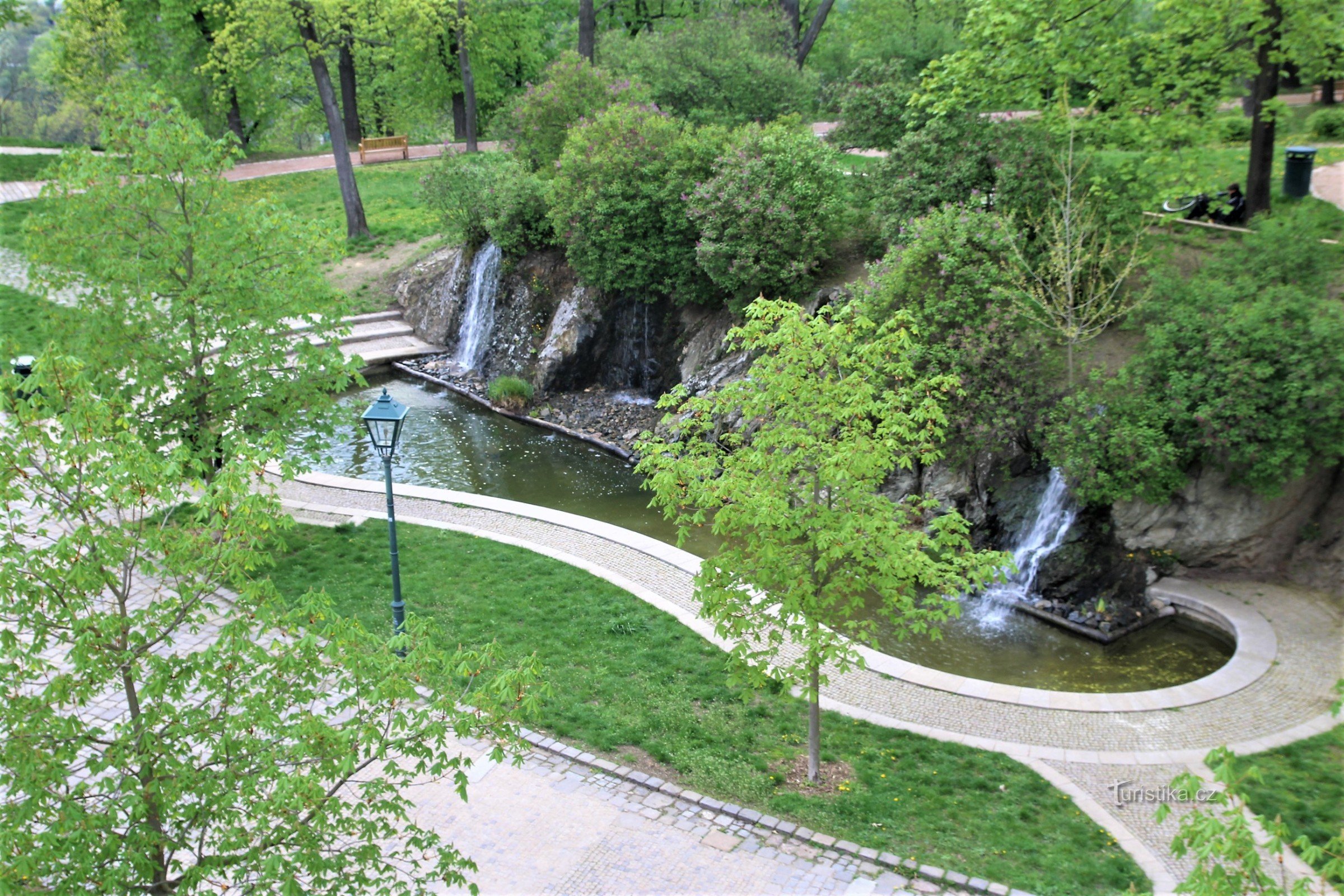 General view of the lake with waterfalls