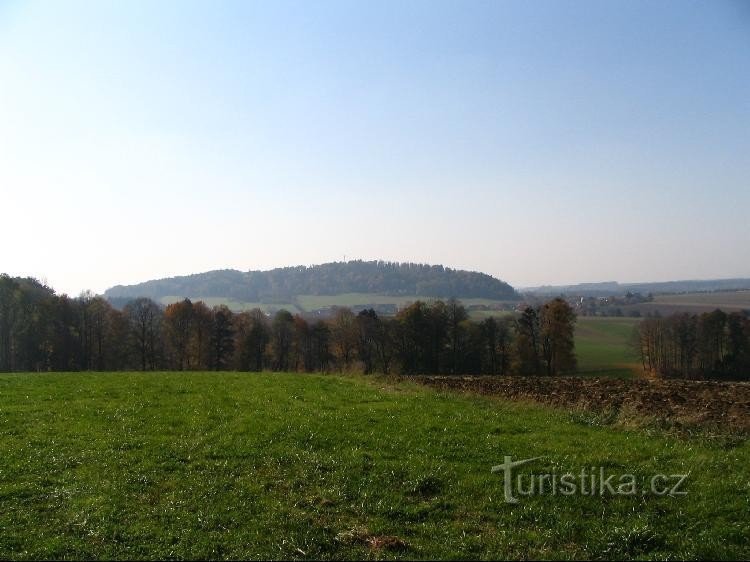 Vue générale de la colline Hůrka depuis Bernartic nad Odrou