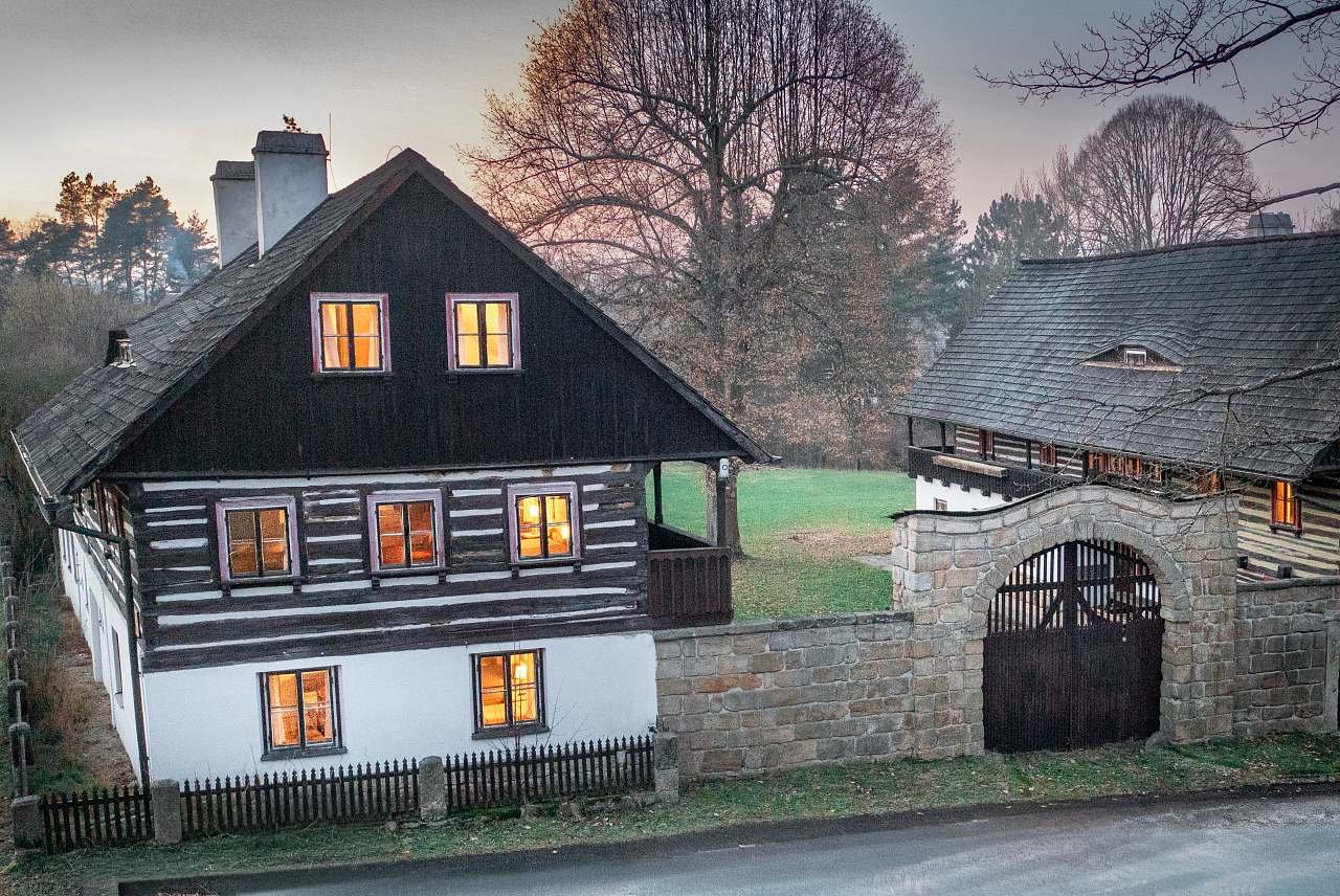 Celkový pohled na Máchovy roubenky