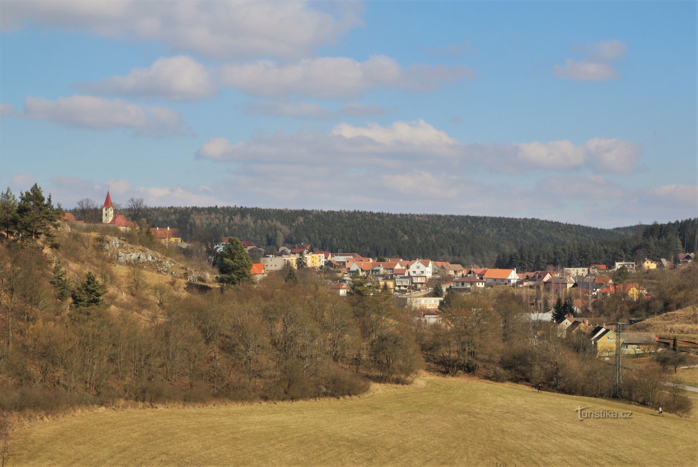 Celkový pohled na Ostrov u Macochy