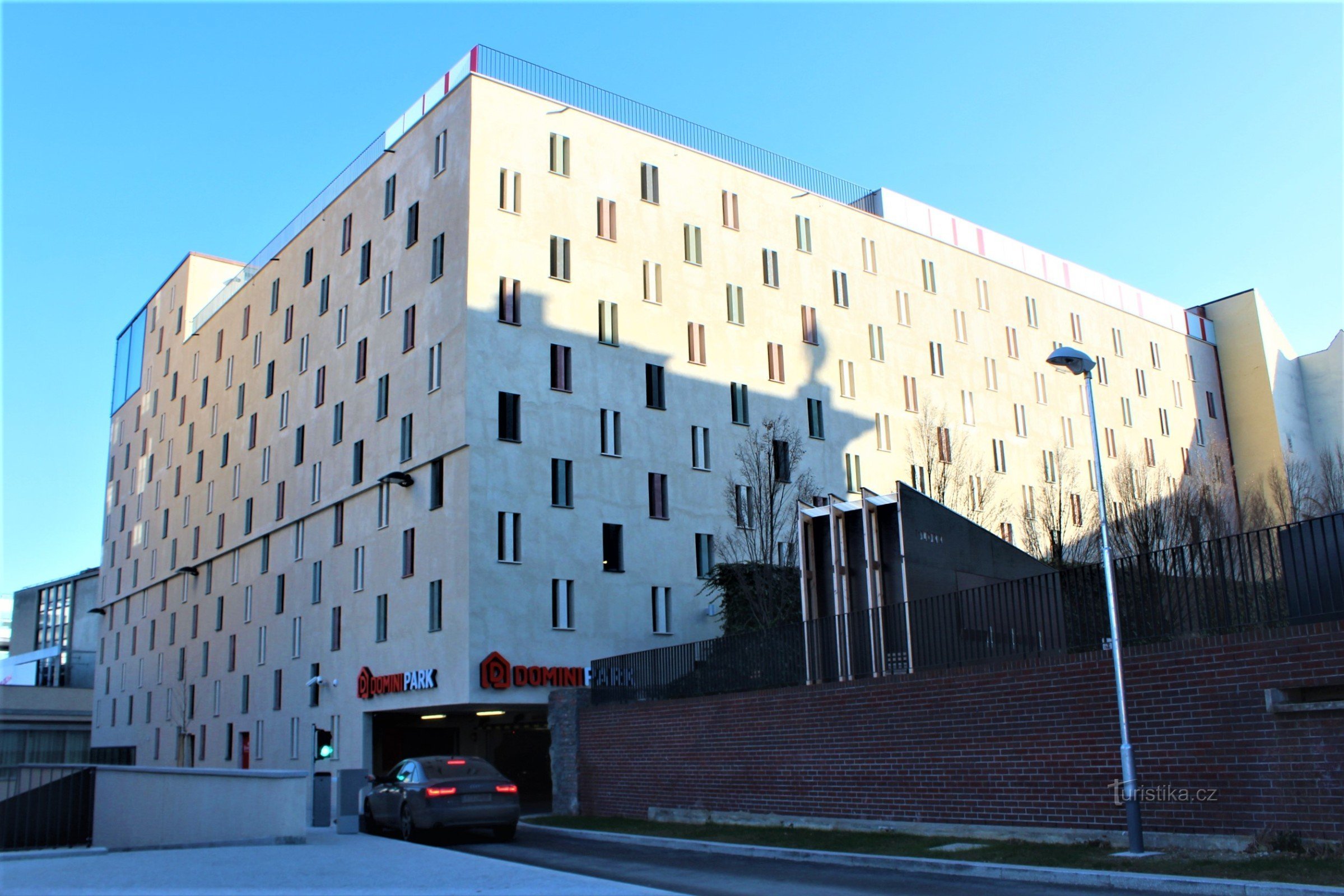 General view of the parking garage with access from Husova Street