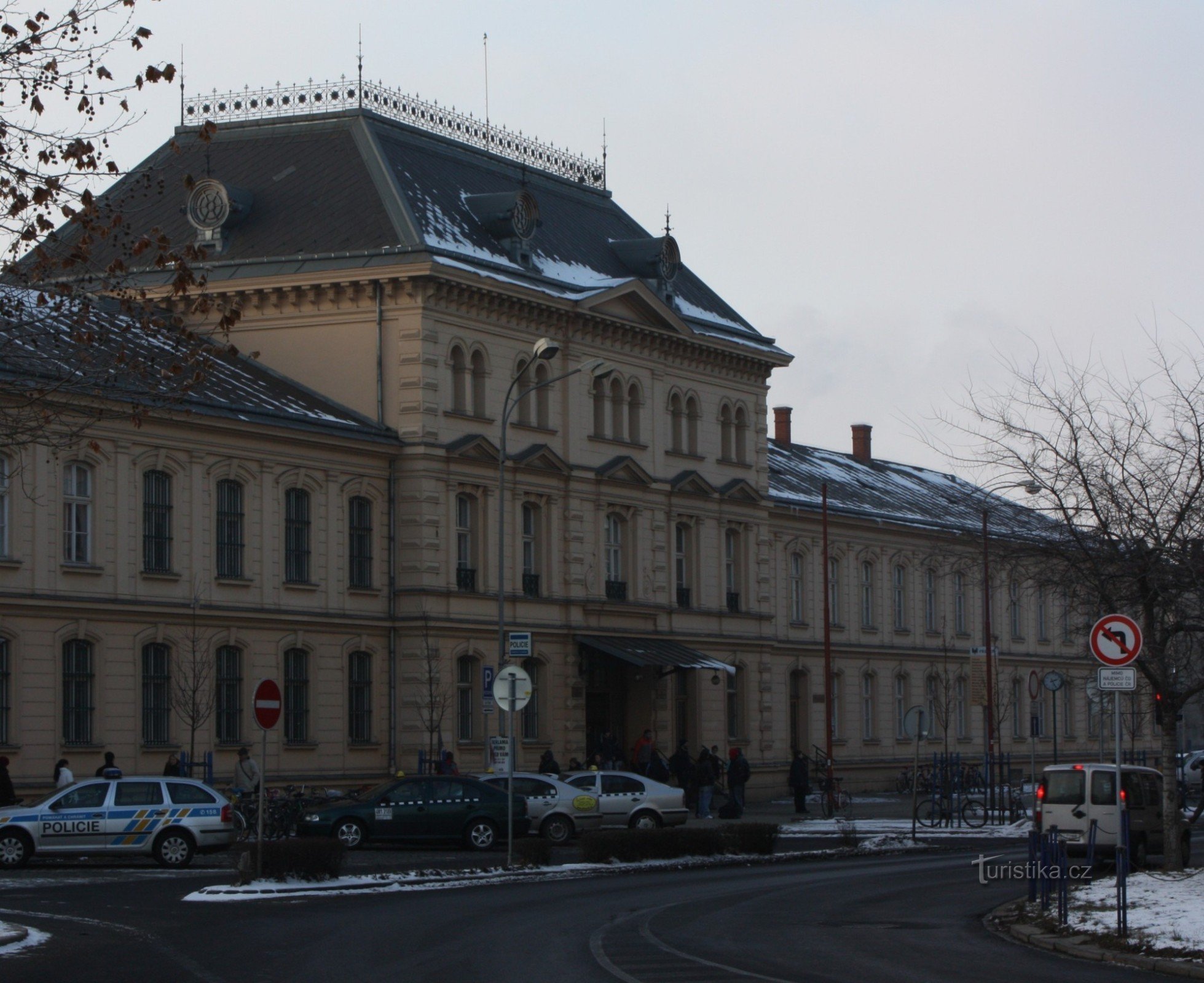 Widok ogólny budynku recepcji dworca kolejowego w Přerov