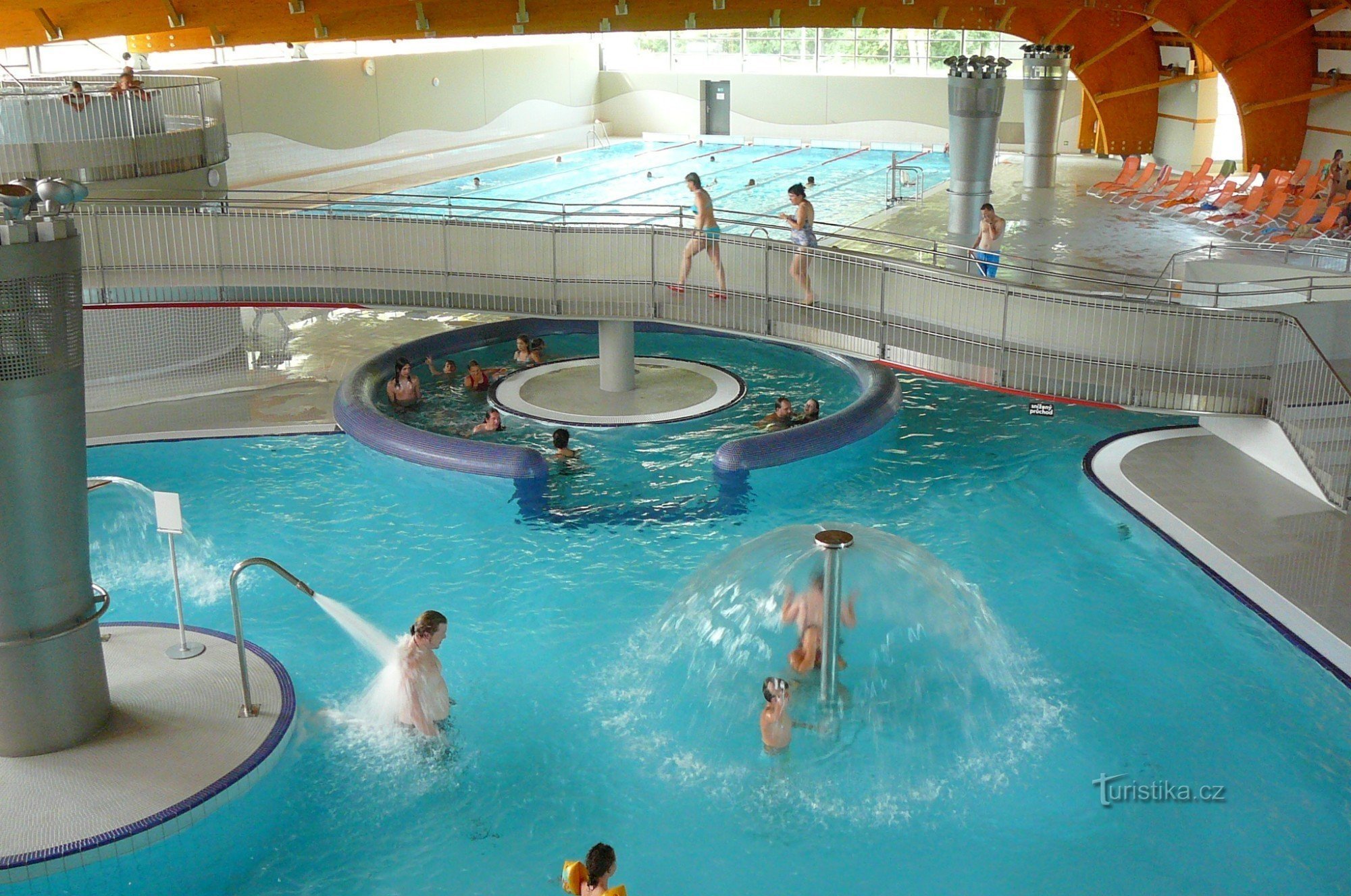 General view of the recreational pool and the swimming pool in the background