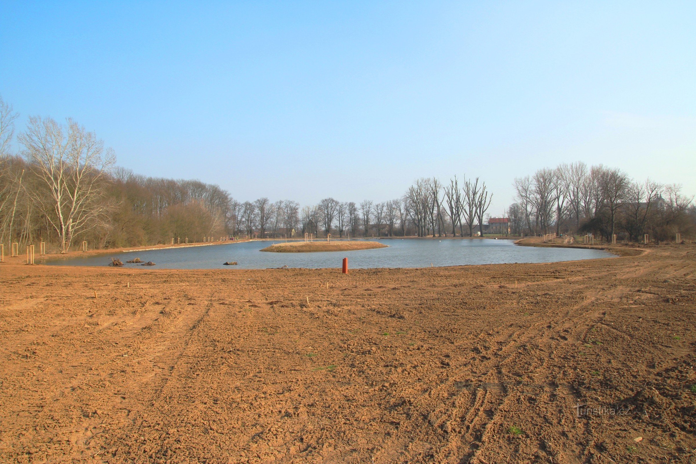 Vedere generală a iazului din spate, care va fi amenajat ca parc