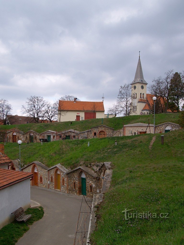 Celkový pohled na sklípky s kostelem