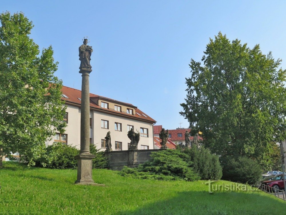general view of the column and fountain
